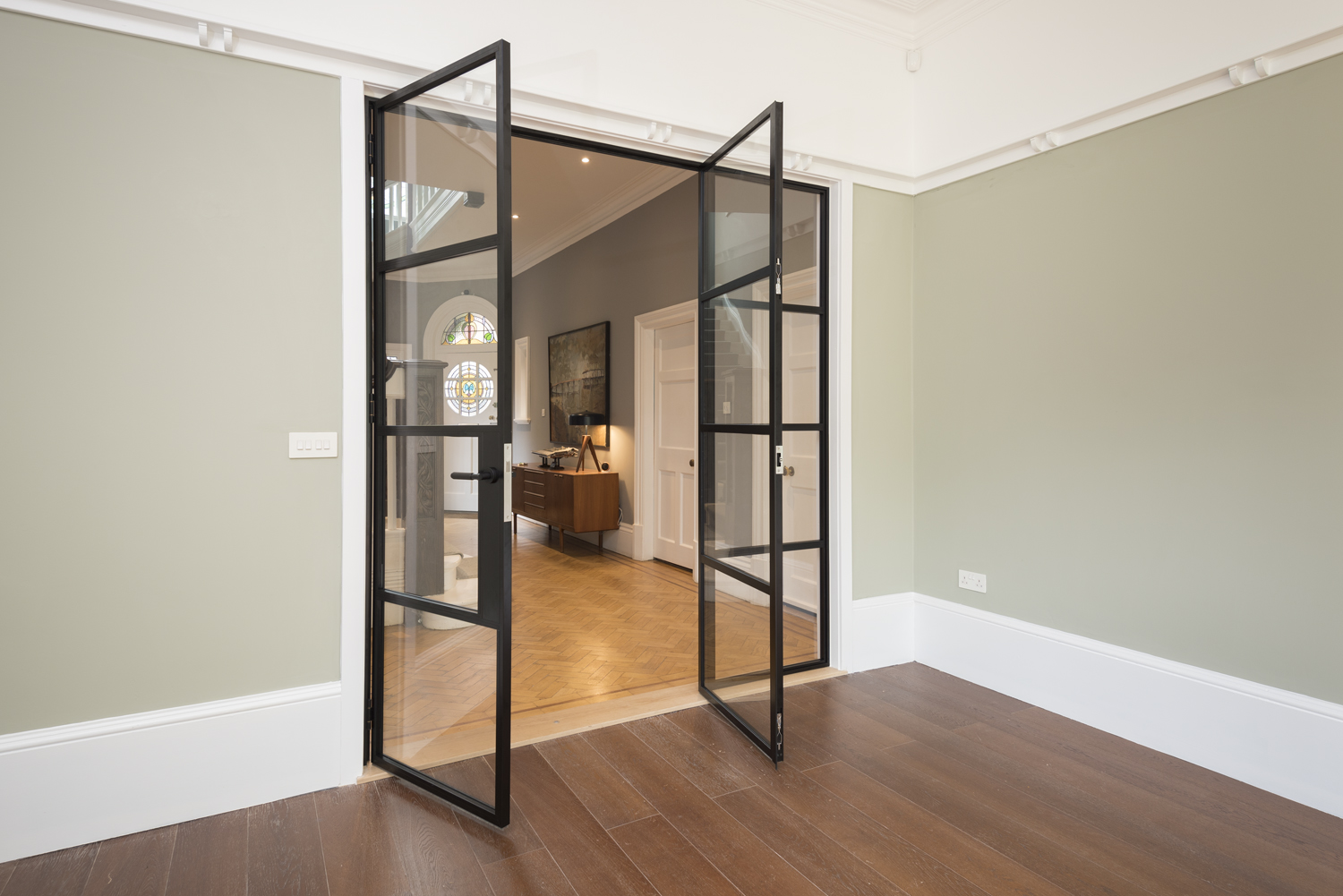 Choosing aluminium room dividers: how do they compare to wooden options?