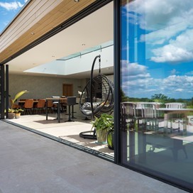 A dreamy kitchen area surrounded with walls of slim sightlines and glass views hosted by Origin’s Artisan Slider & Picture Windows