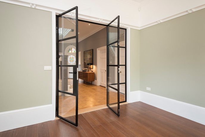 Choosing aluminium room dividers: how do they compare to wooden options? 