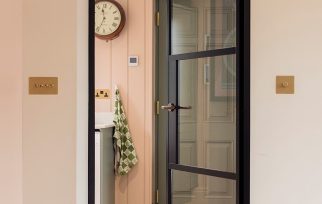 Georgian Elegance Meets Contemporary Comfort in a Renovated 1950s Property 