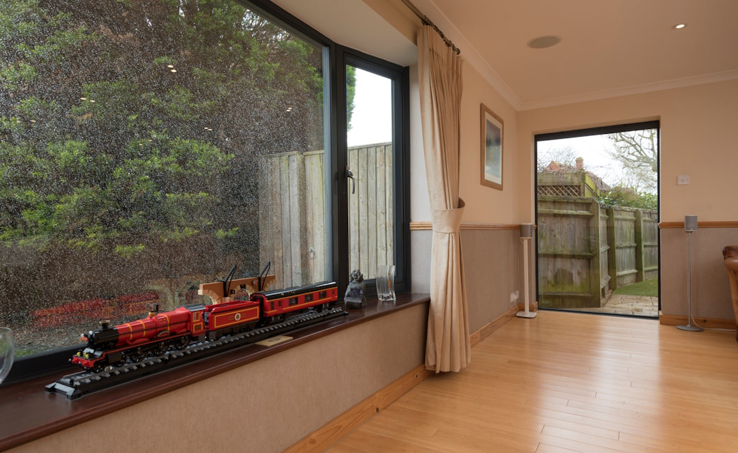 Fixed frame window image 16